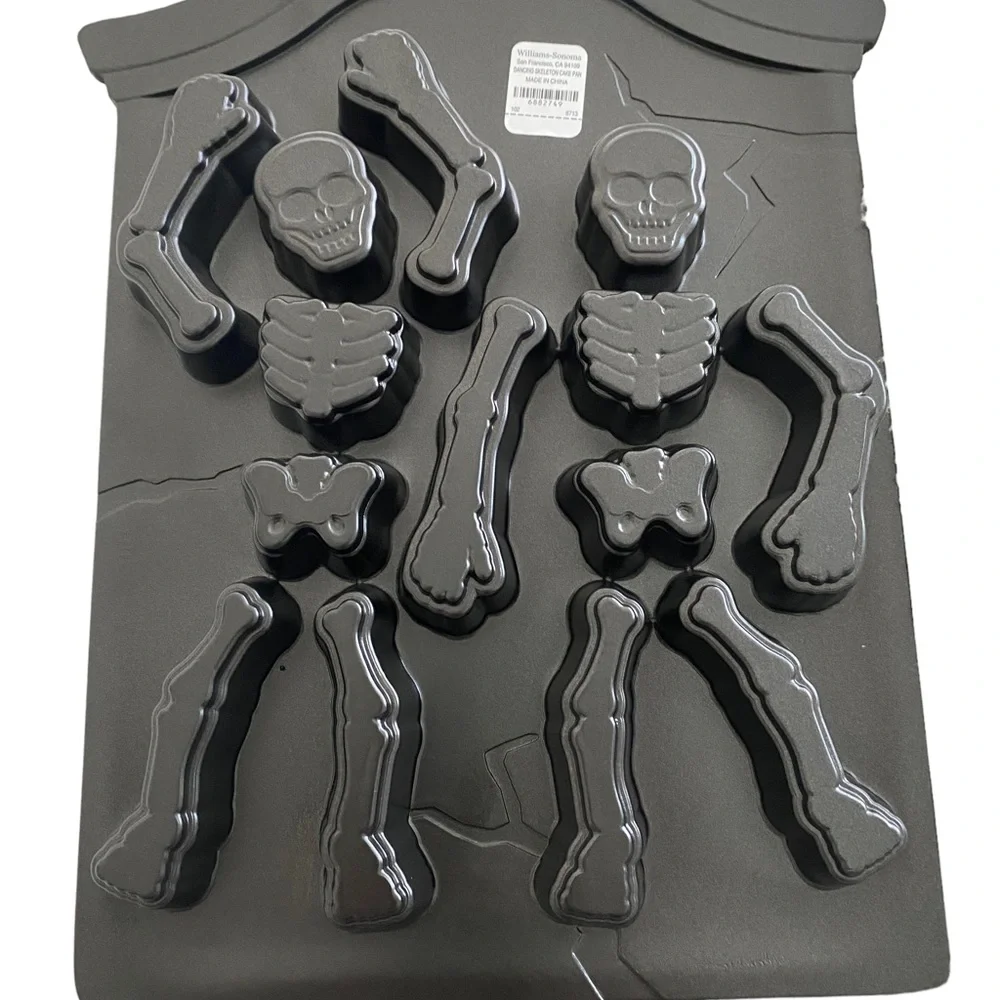 WILLIAMS-SONOMA Cast Aluminum Dancing Skeleton Cake Pan